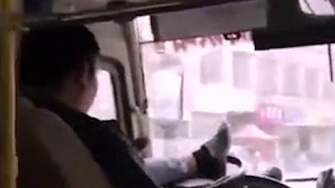 Απίστευτο: Οδηγός λεωφορείου στρίβει το τιμόνι με το πόδι για να παίζει με το κινητό του